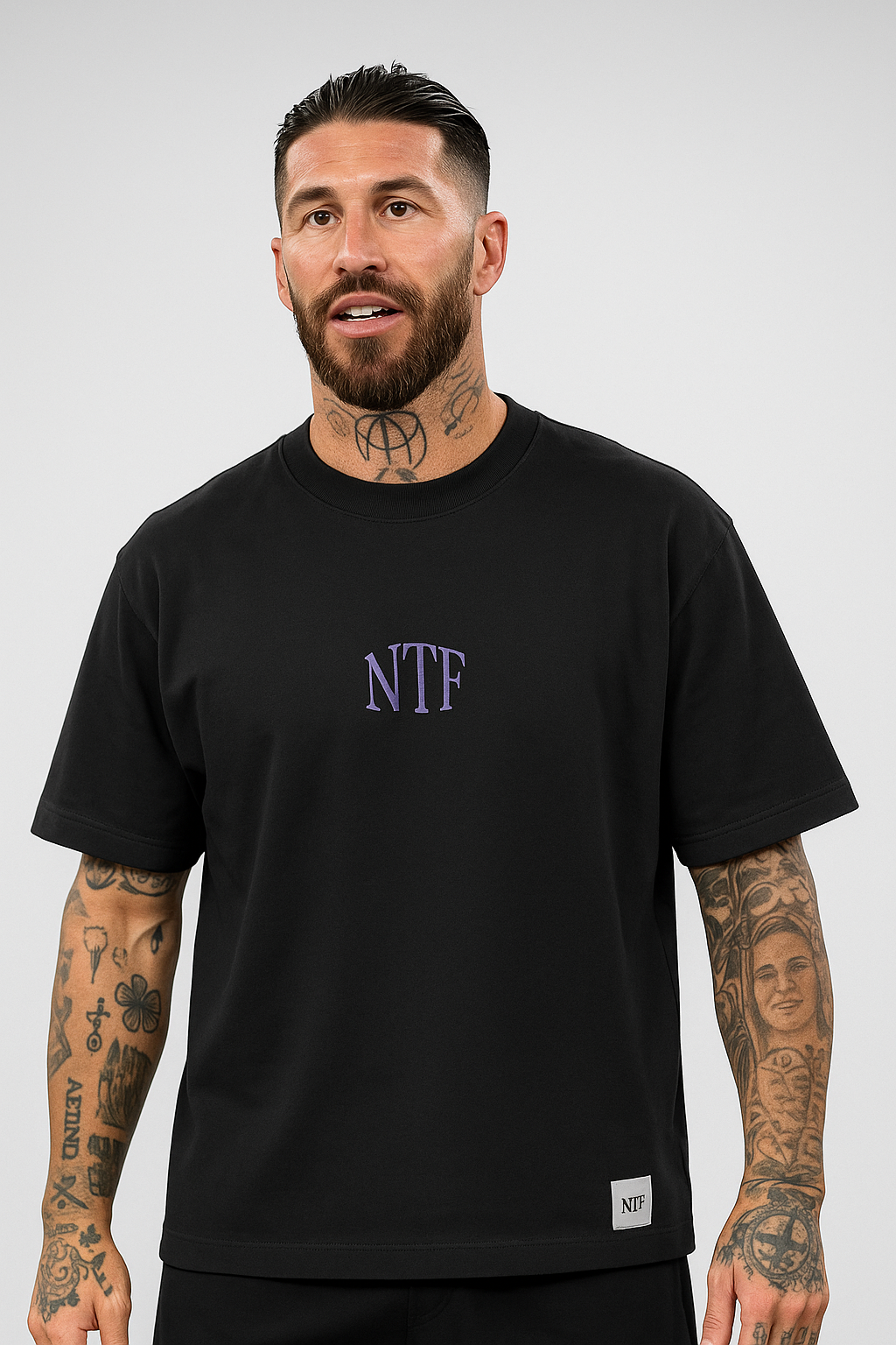 POLO BOXY FIT NTF / NEGRO / LETRAS MORADAS