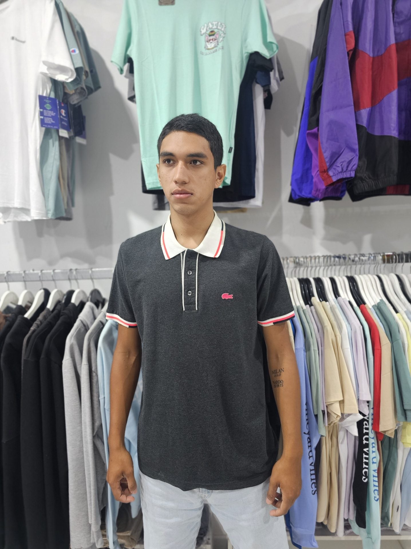 Polo Camisero Lacoste grafito cuello blanco / coral