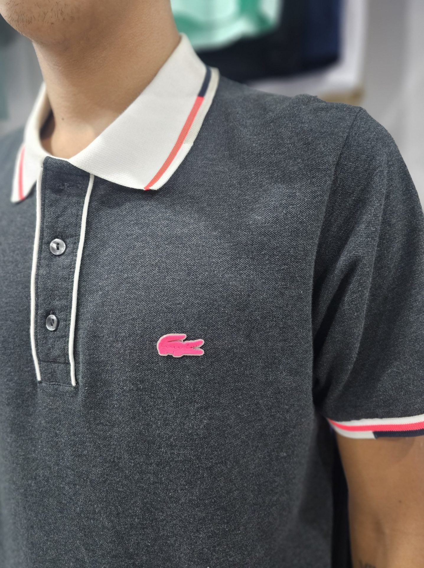Polo Camisero Lacoste grafito cuello blanco / coral