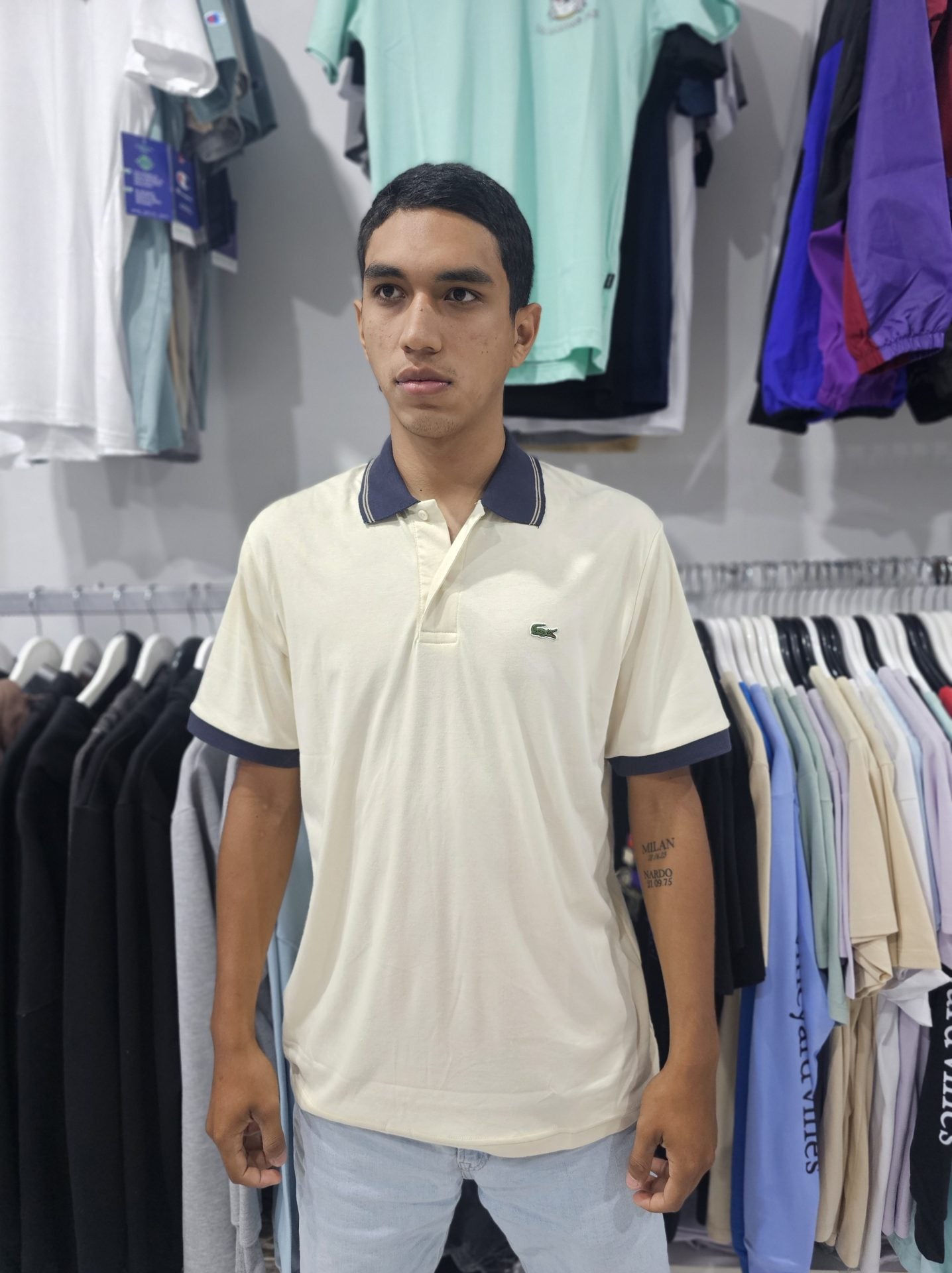 Polo Camisero Lacoste Beige cuello azul marino