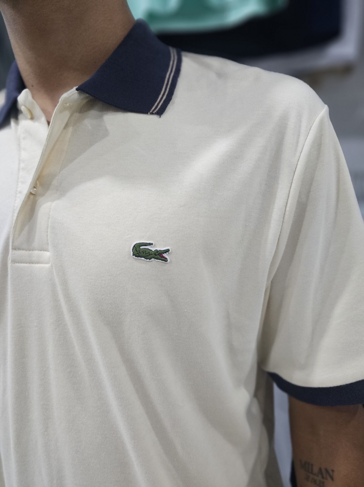 Polo Camisero Lacoste Beige cuello azul marino