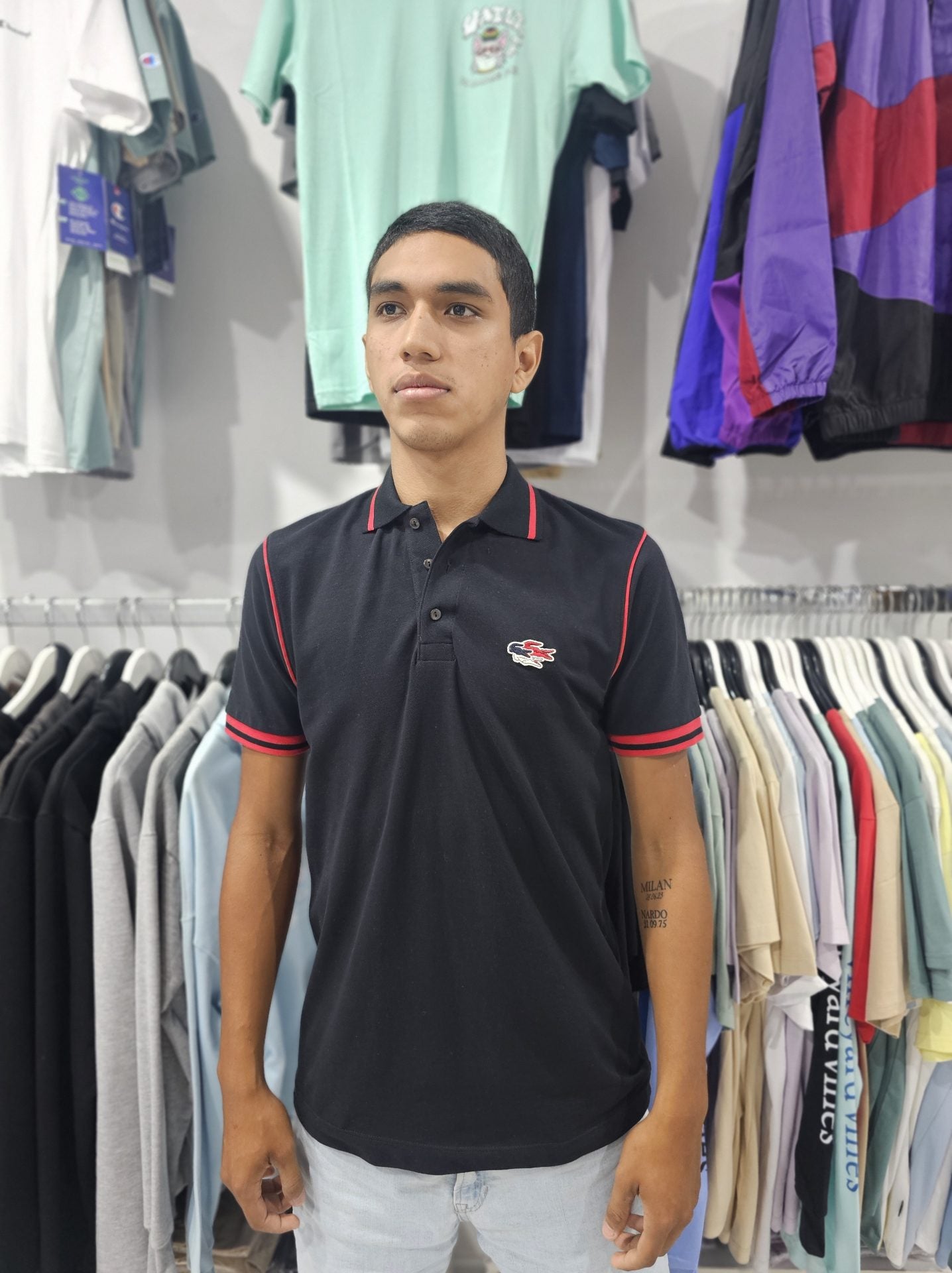 Polo Camisero Lacoste negro / rayas rojas / 3 cocodrilos