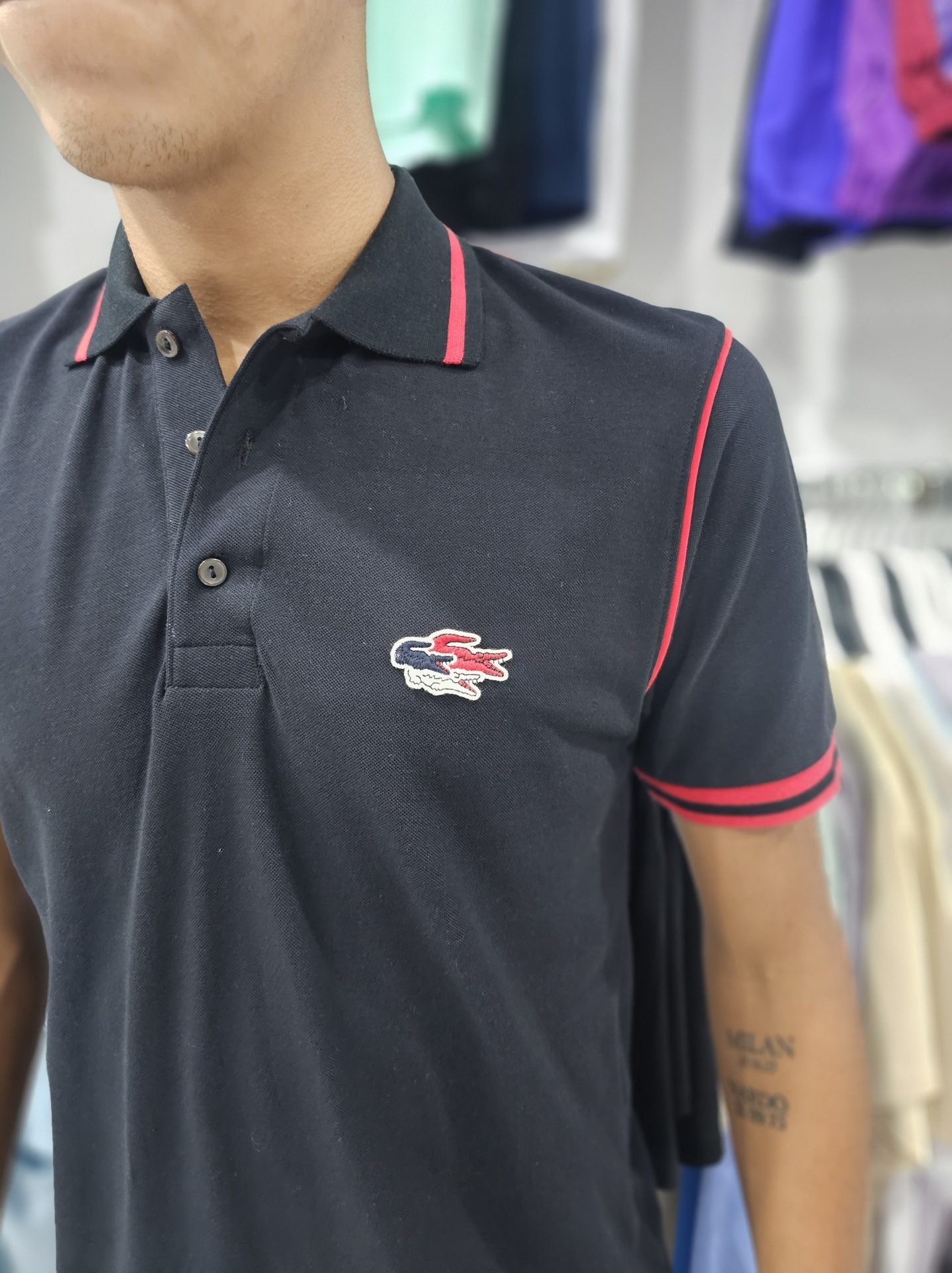 Polo Camisero Lacoste negro / rayas rojas / 3 cocodrilos