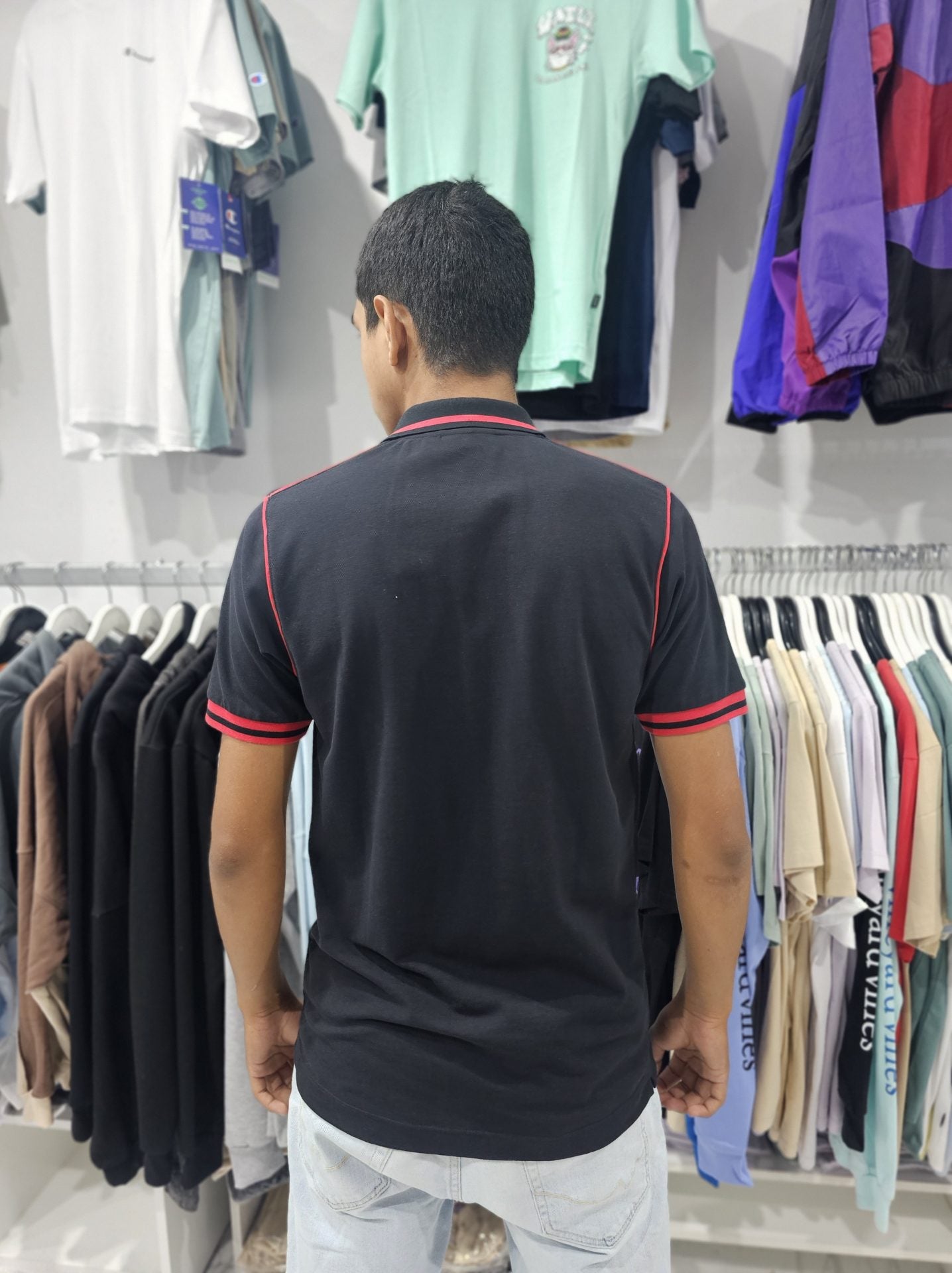 Polo Camisero Lacoste negro / rayas rojas / 3 cocodrilos