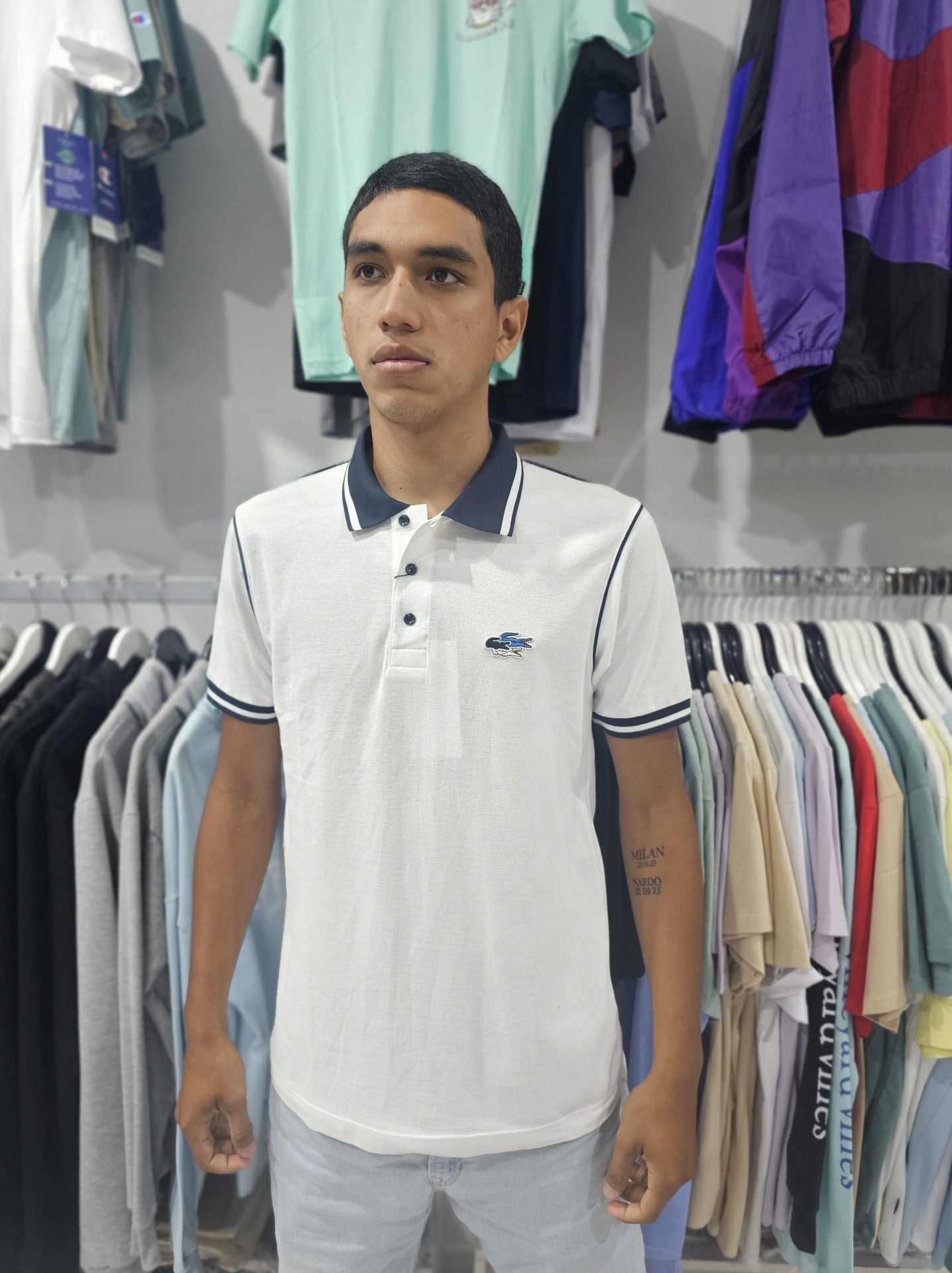 Polo Camisero Lacoste blanco / cuello azul marino