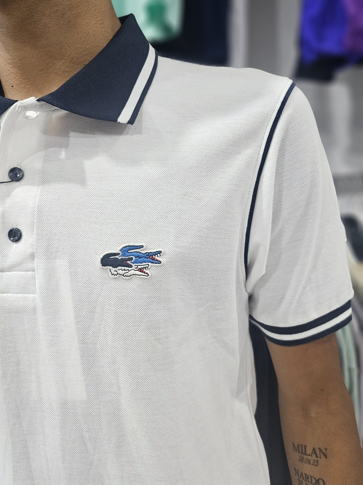 Polo Camisero Lacoste blanco / cuello azul marino