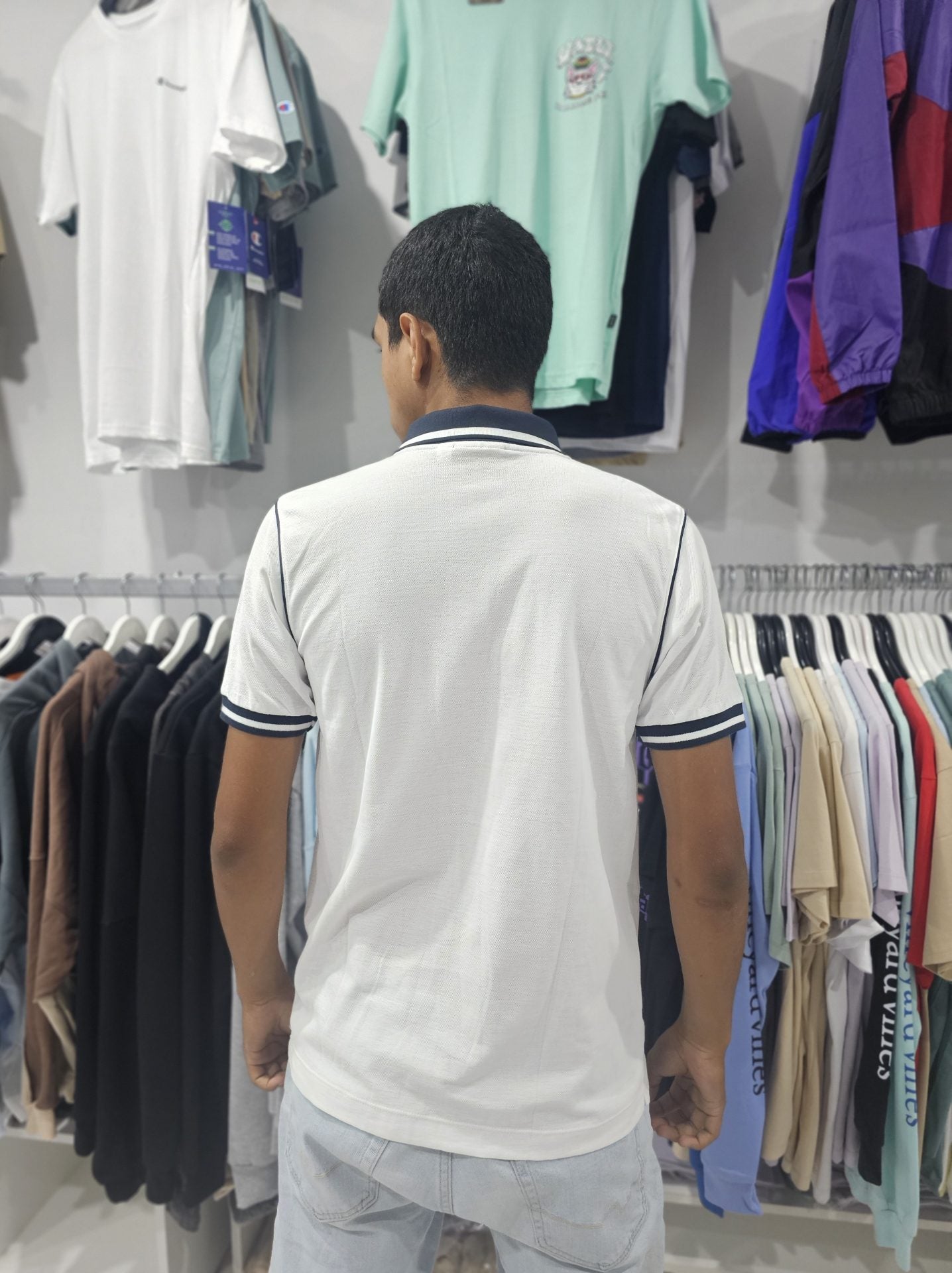 Polo Camisero Lacoste blanco / cuello azul marino