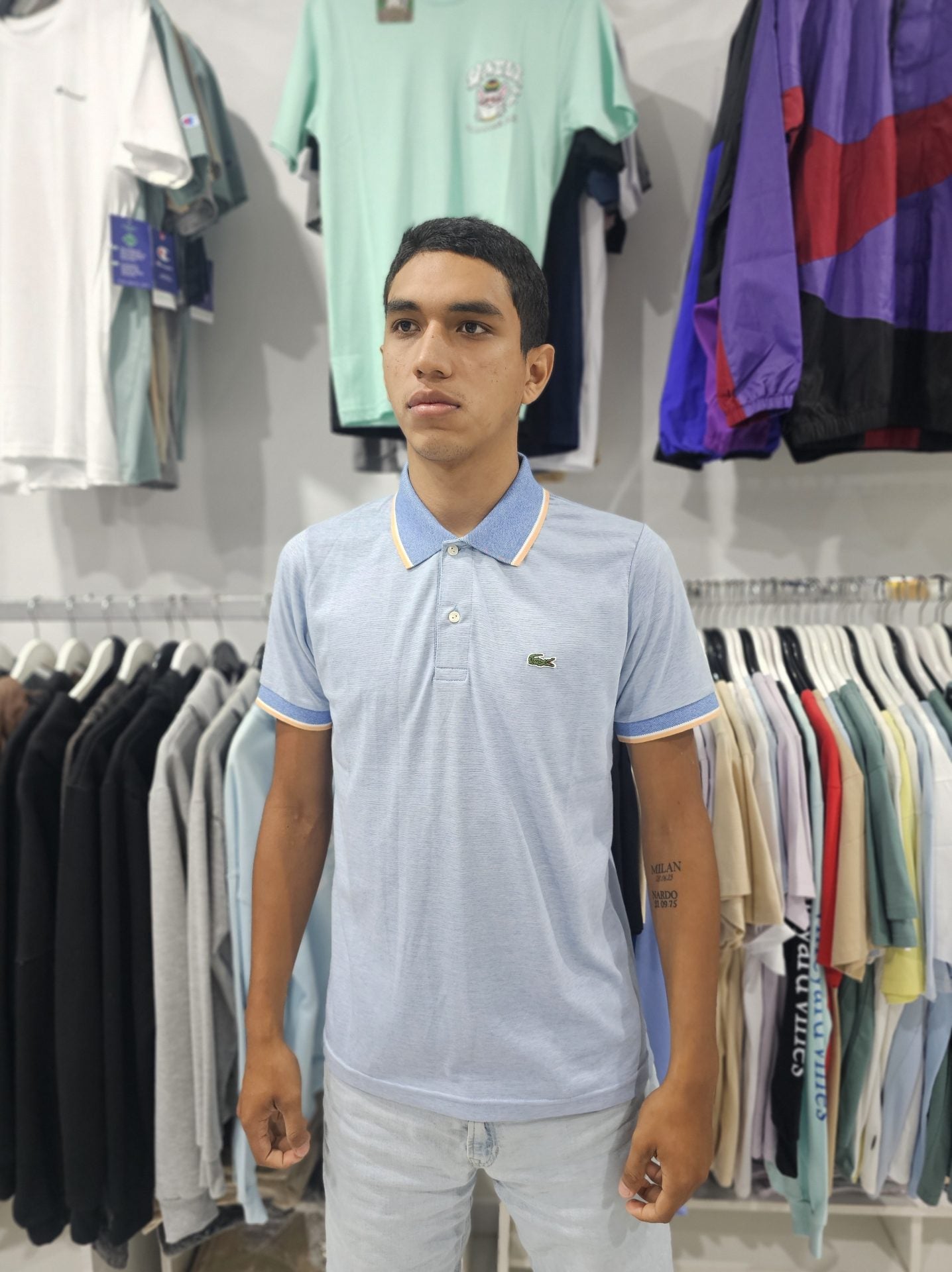 Polo Camisero Lacoste celeste / detalle melon cuello