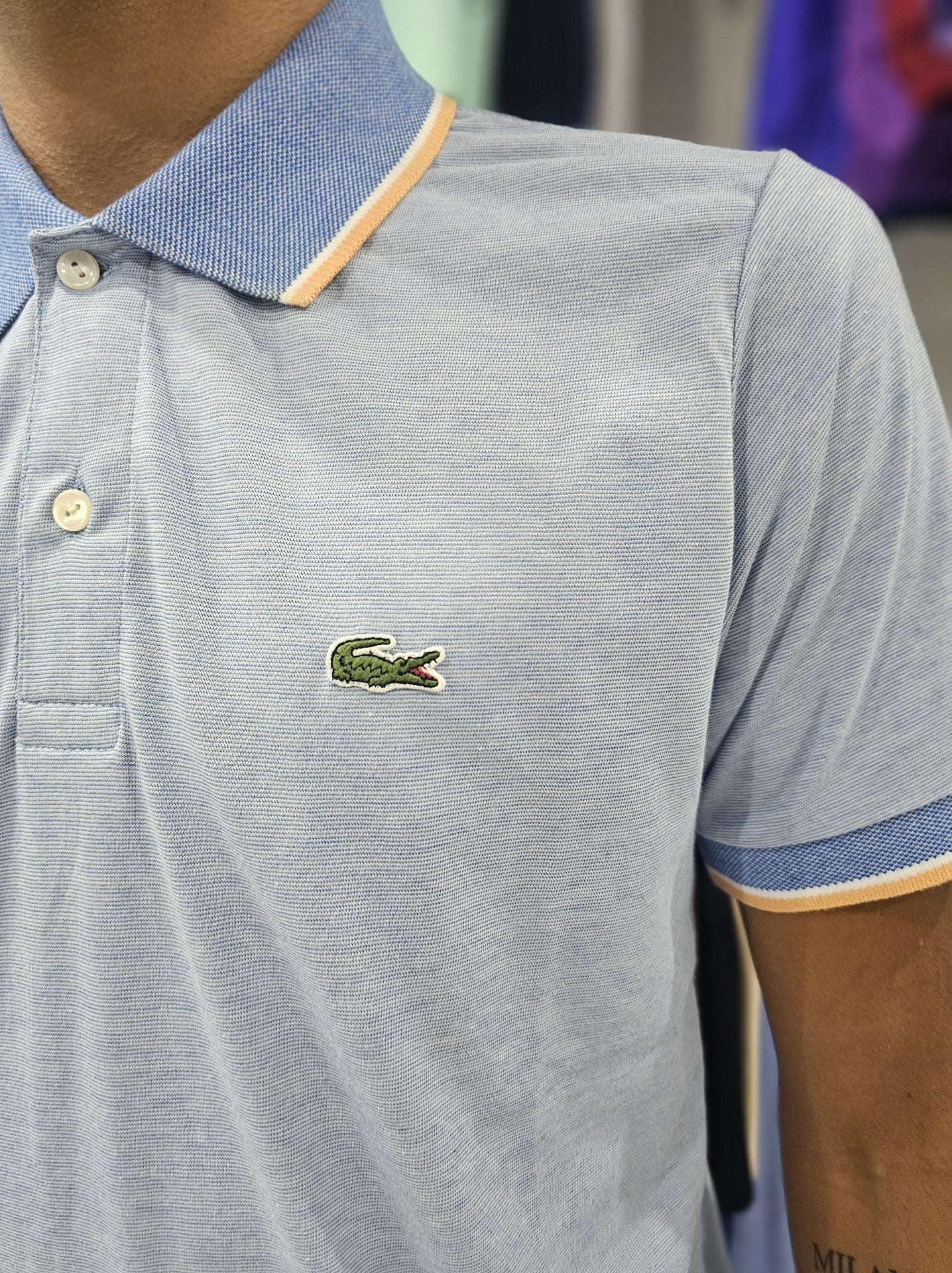 Polo Camisero Lacoste celeste / detalle melon cuello