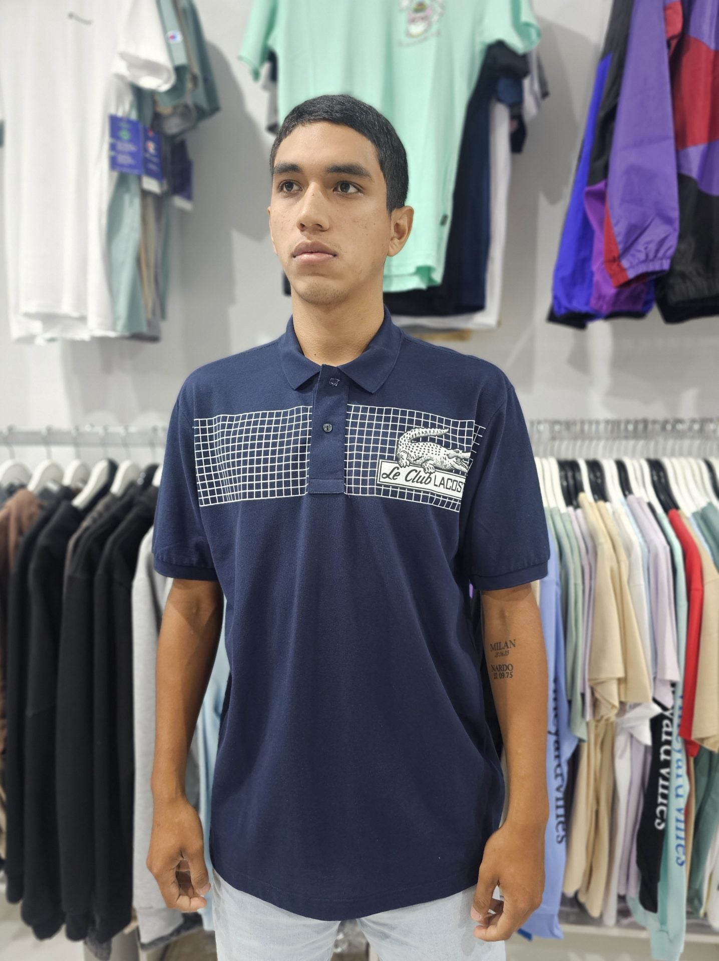 Polo Camisero Lacoste azul marino / detalle en pecho