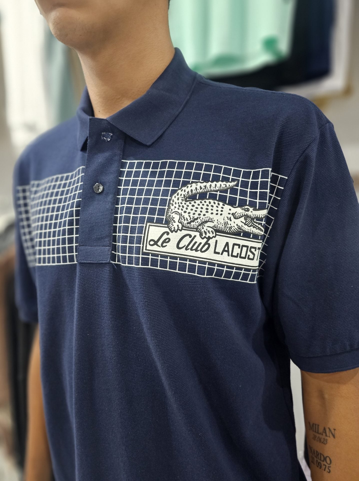 Polo Camisero Lacoste azul marino / detalle en pecho