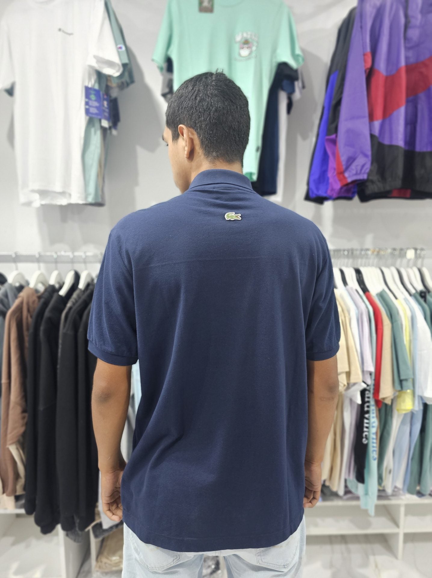 Polo Camisero Lacoste azul marino / detalle en pecho