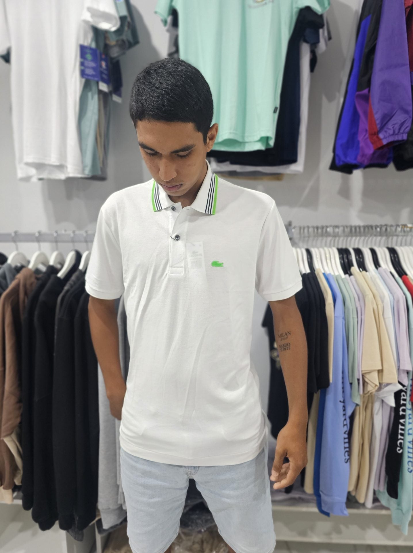 Polo Camisero Lacoste blanco / detalle en el cuello