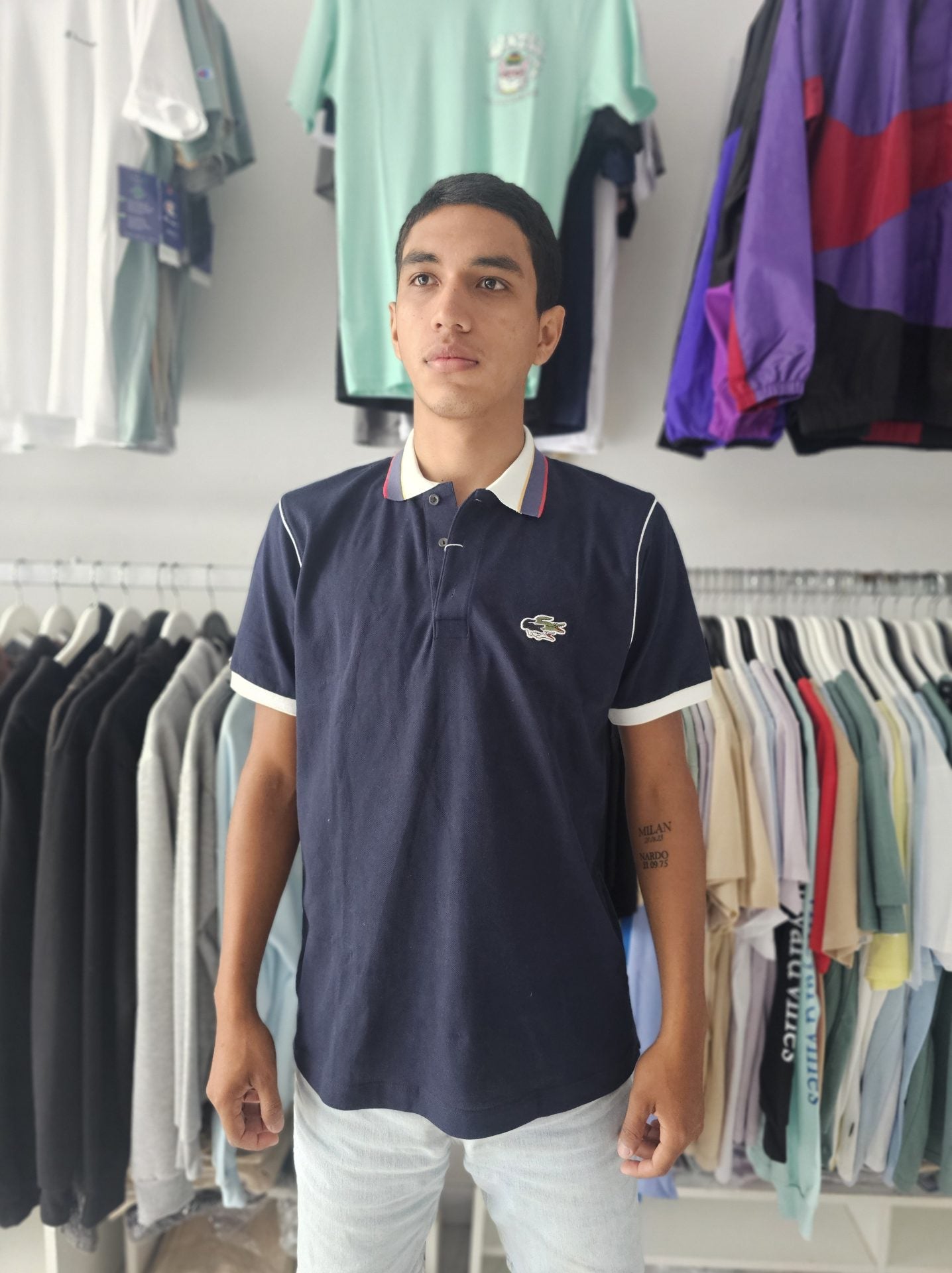 Polo Camisero Lacoste negro / detalle cuello tricolor