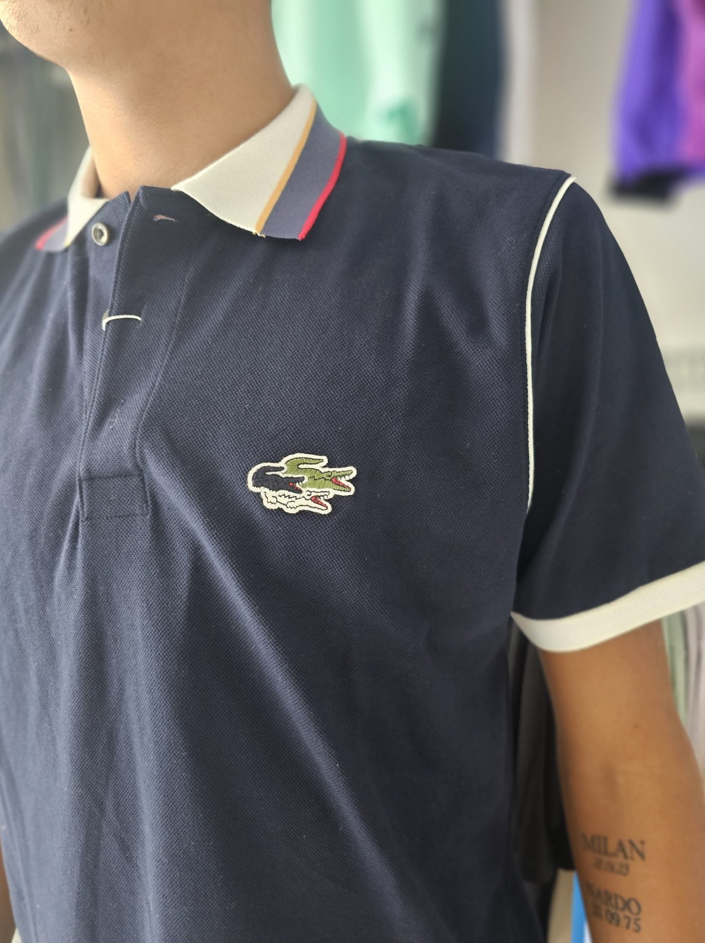 Polo Camisero Lacoste negro / detalle cuello tricolor