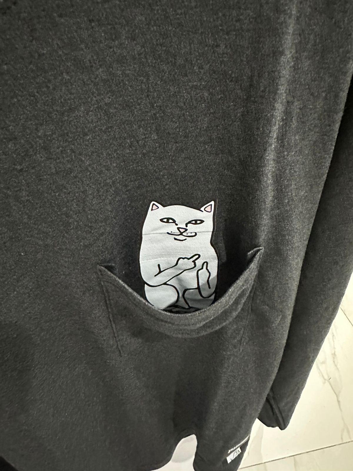 POLO MANGA LARGA CON BOLSILLO RIPNDIP / PLOMO