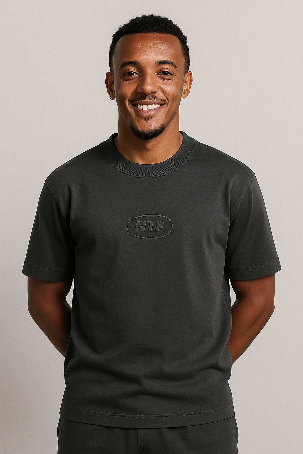 POLO BOXY FIT NTF / GRIS OSCURO / LOGO CLASICO ALTO RELIEVE