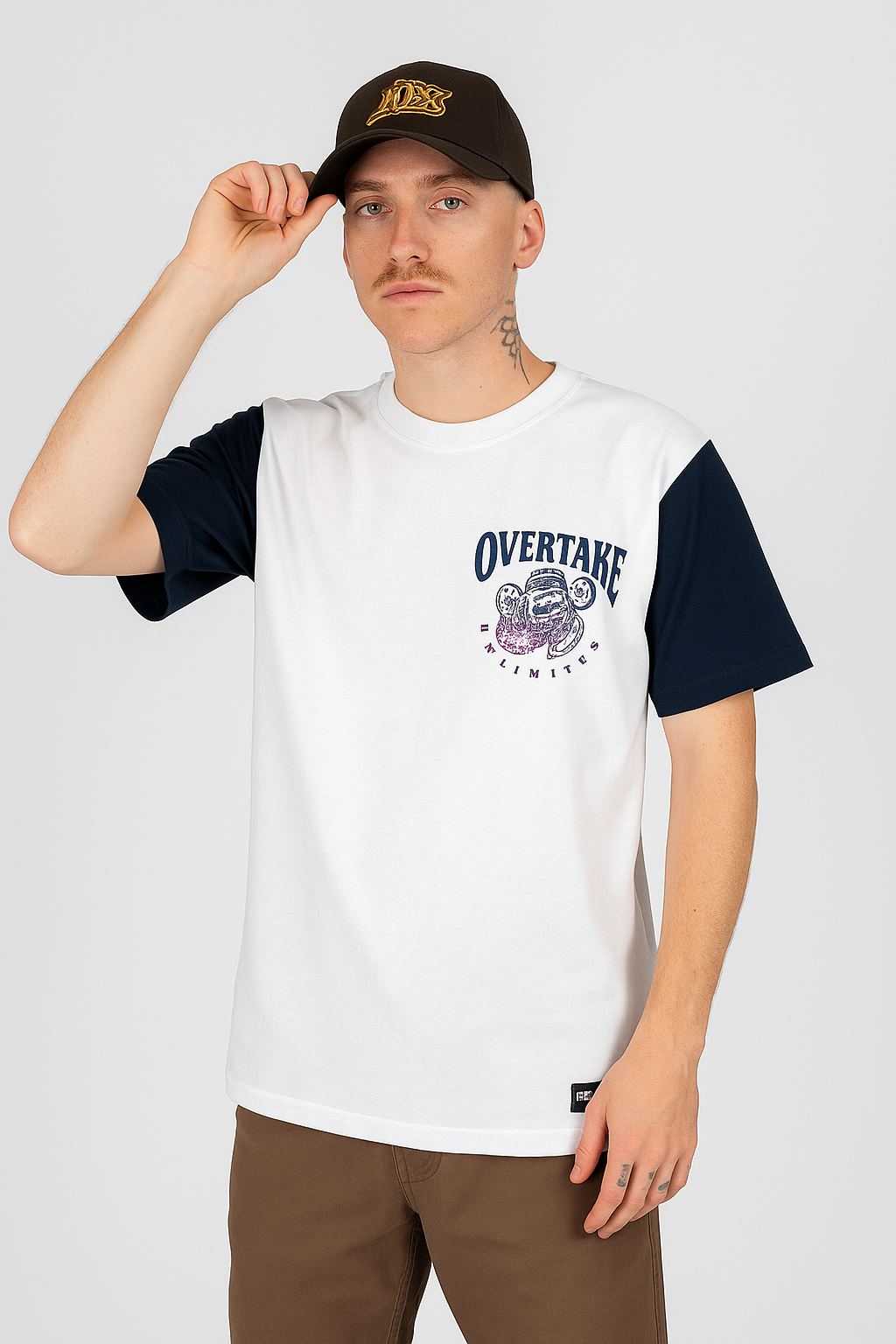 POLO CLASICO OVERTAKE / BLANCO CON MAGAS AZUL MARINO / EKEKO