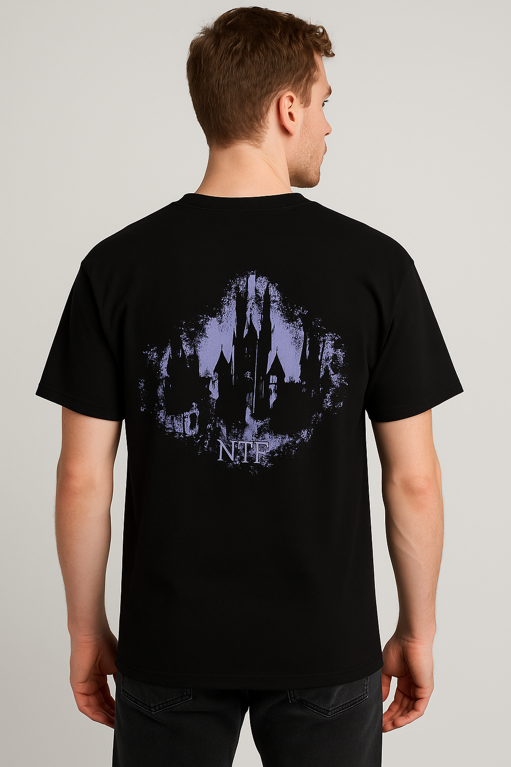 POLO BOXY FIT NTF / NEGRO / LETRAS MORADAS