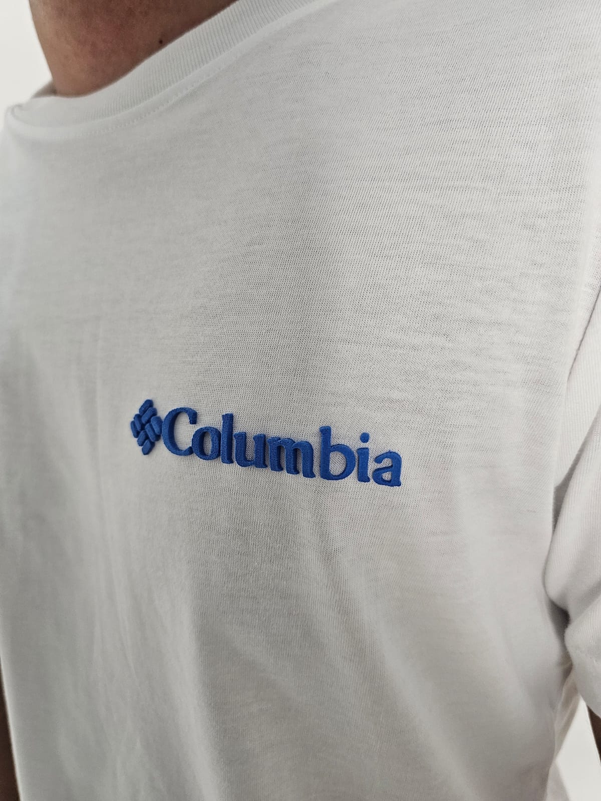 Polo Columbia blanco / logo alto relieve