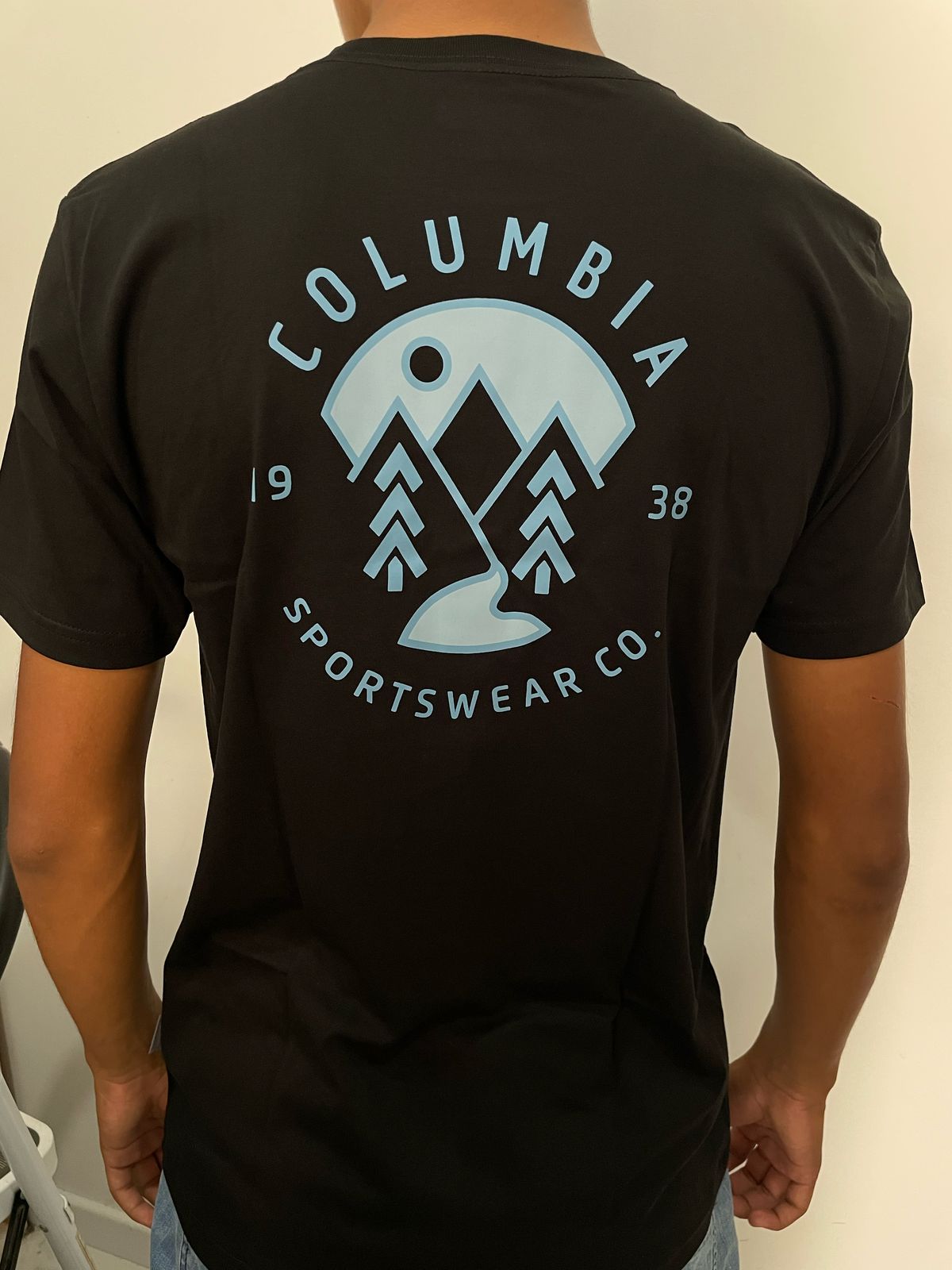 Polo Columbia negro / logo celeste pequeño