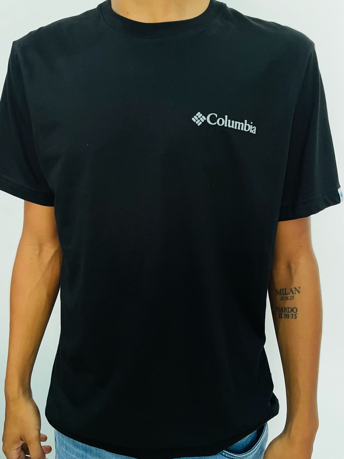Polo Columbia negro / logo alto relieve