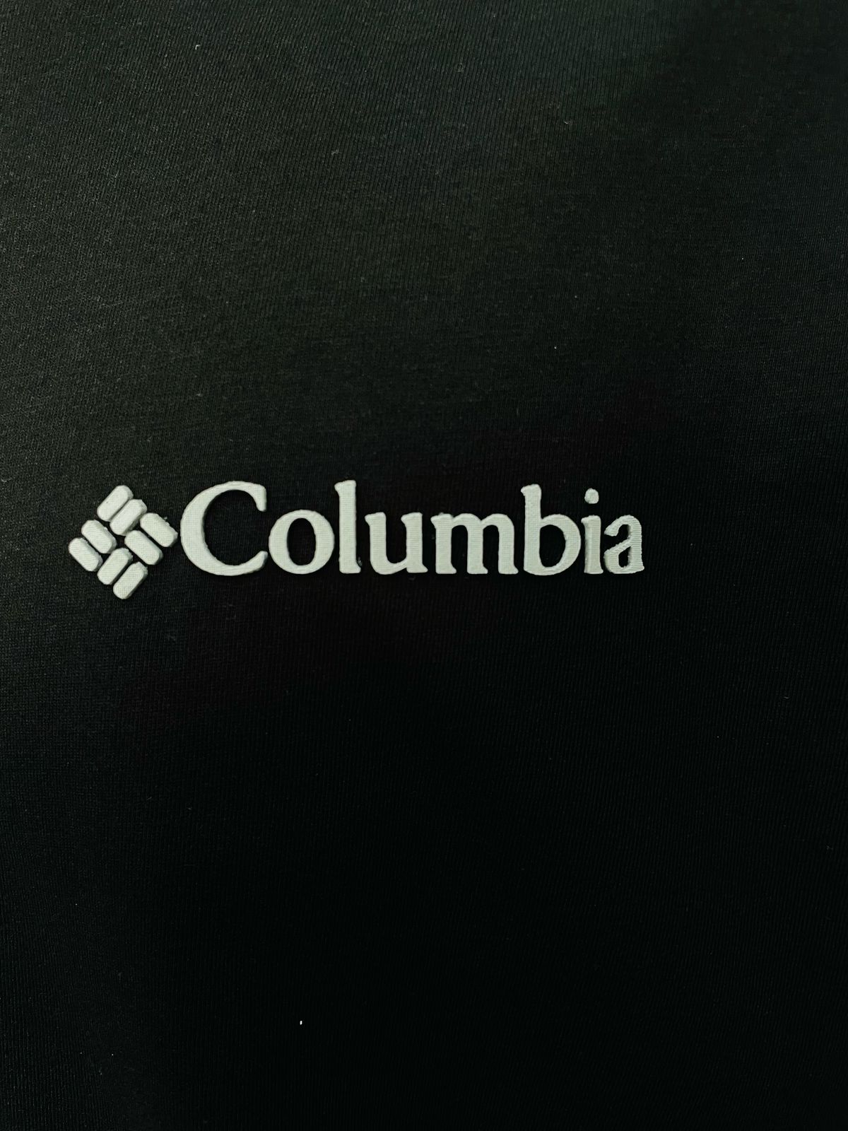 Polo Columbia negro / logo alto relieve