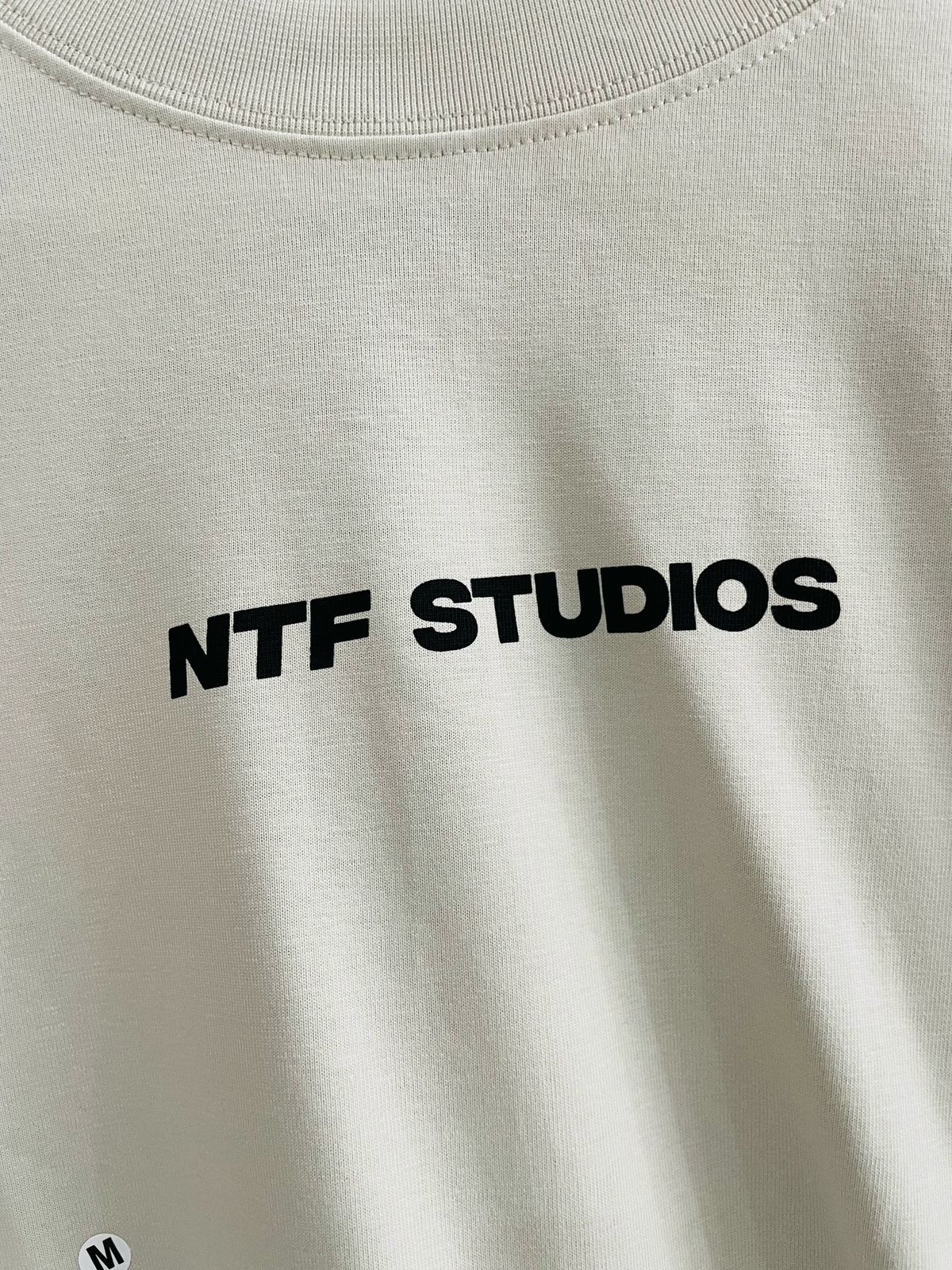 Polo Boxy Fit NTF crema claro / Logo pecho