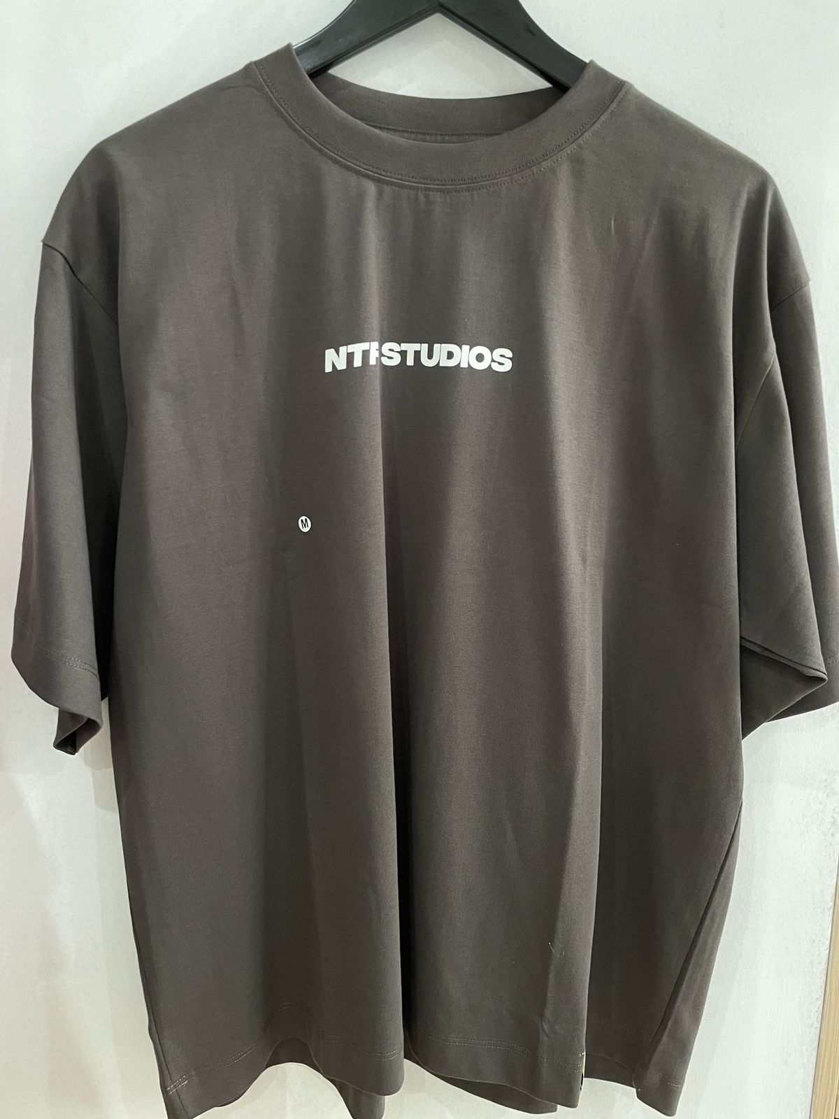 POLO BOXY FIT NTF / GRIS OSCURO / LOGO PECHO NTF STUDIOS