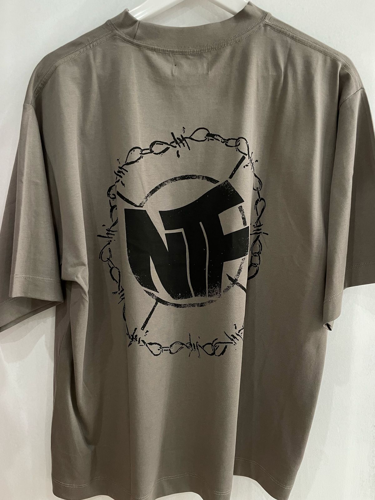 POLO BOXY FIT NTF / PLOMO / LOGO COSTADO CIRCULO