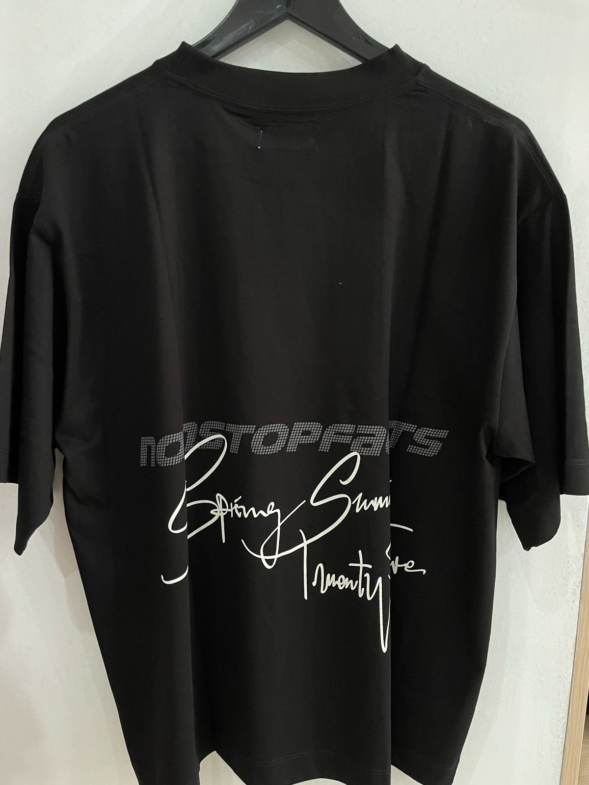 Polo NTF negro / Logo al costado pequeño