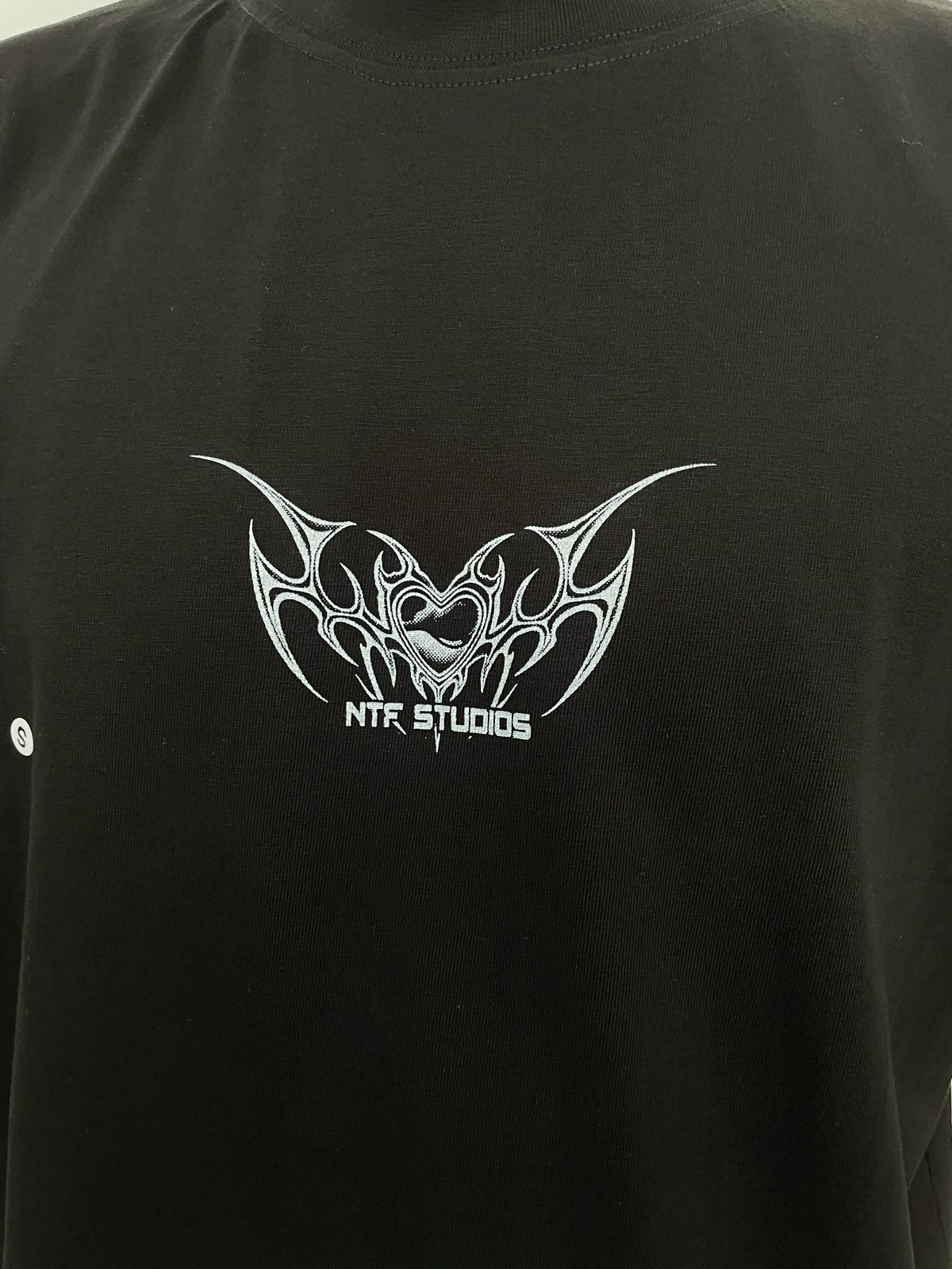 POLO BOXY FIT NTF / NEGRO / PECHO CORAZON