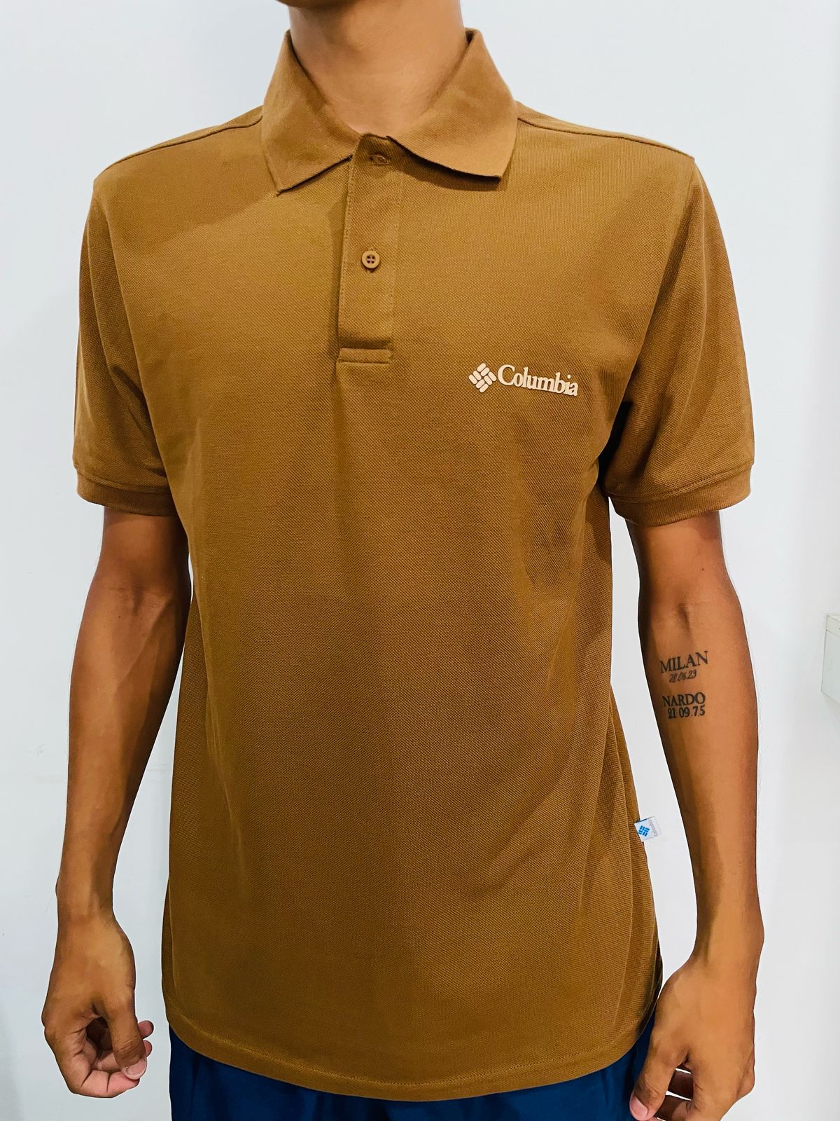 Polo camisero Columbia marrón / Logo blanco