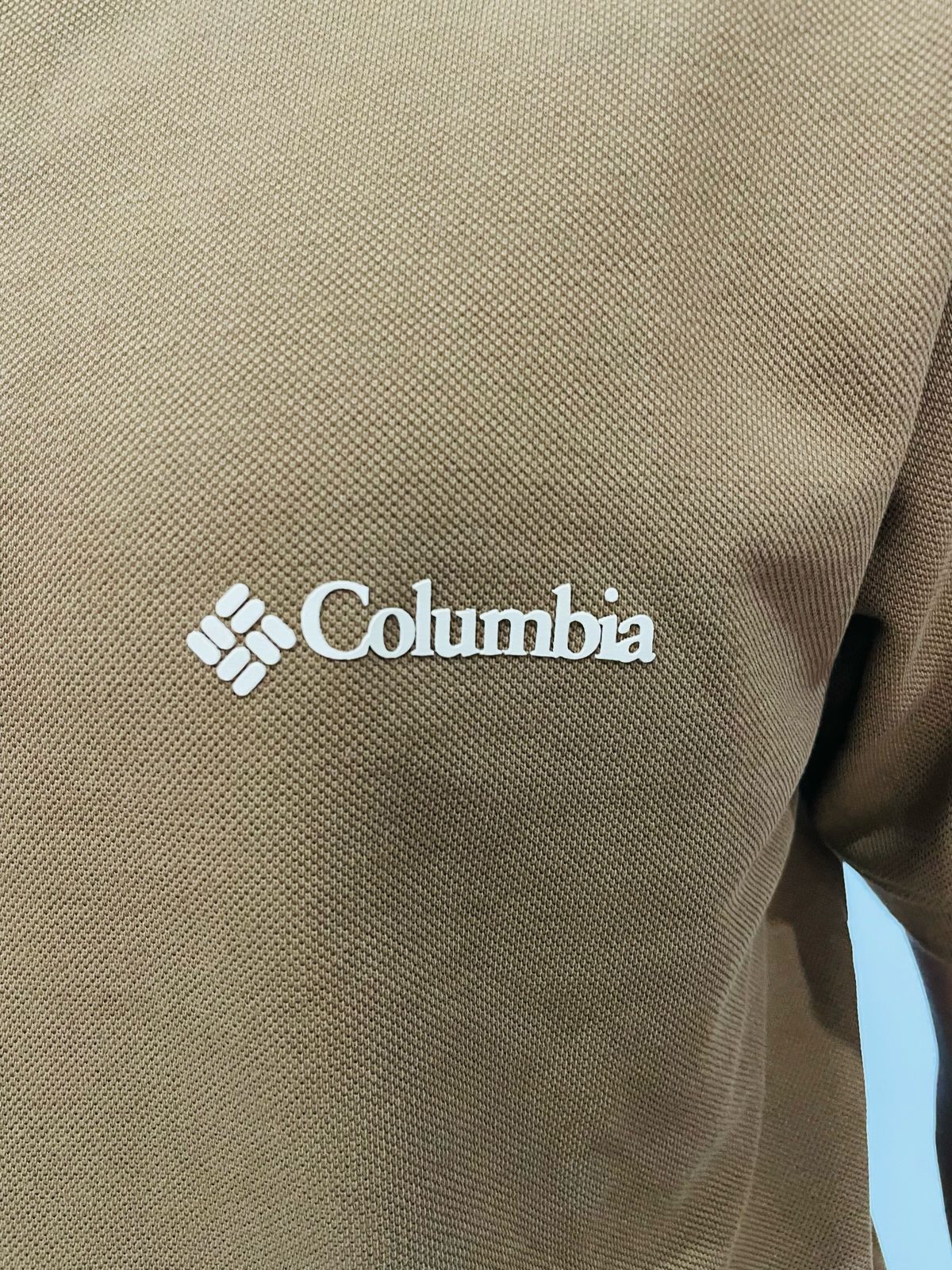 Polo camisero Columbia marrón / Logo blanco