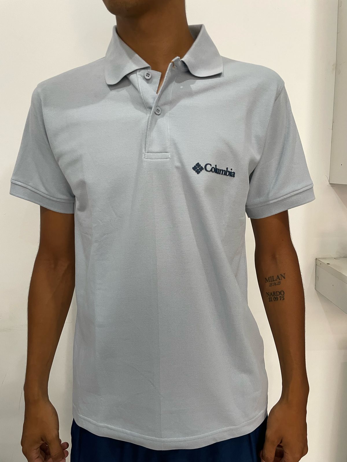 Polo camisero Columbia celeste / Logo azul noche