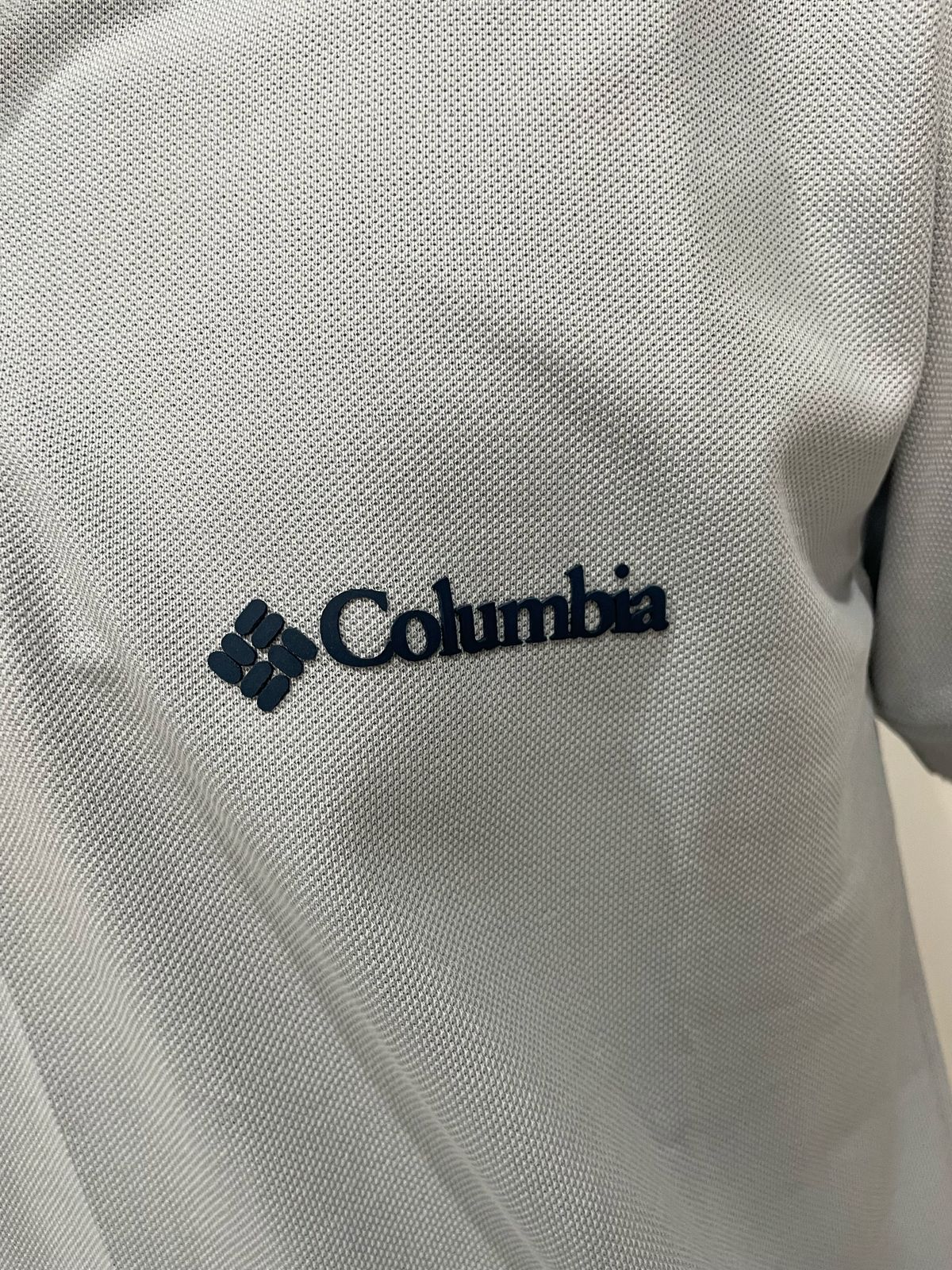 Polo camisero Columbia celeste / Logo azul noche