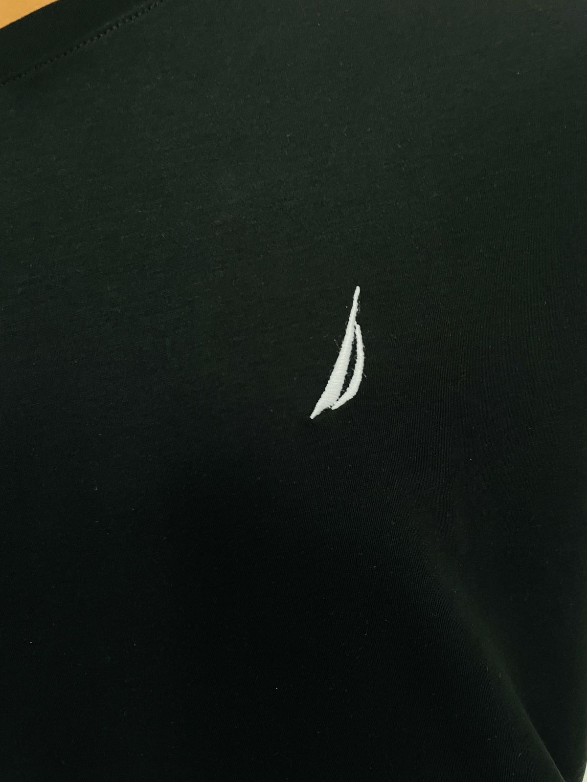 Polo Nautica negro / Logo blanco