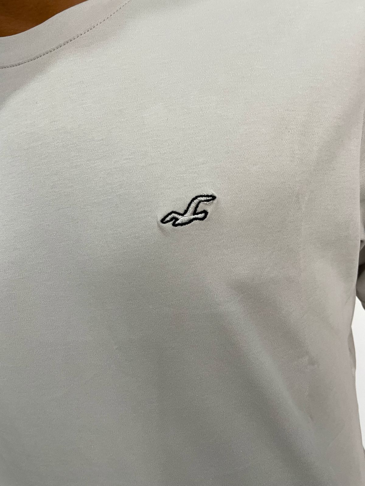 Polo Hollister plomo / Logo negro