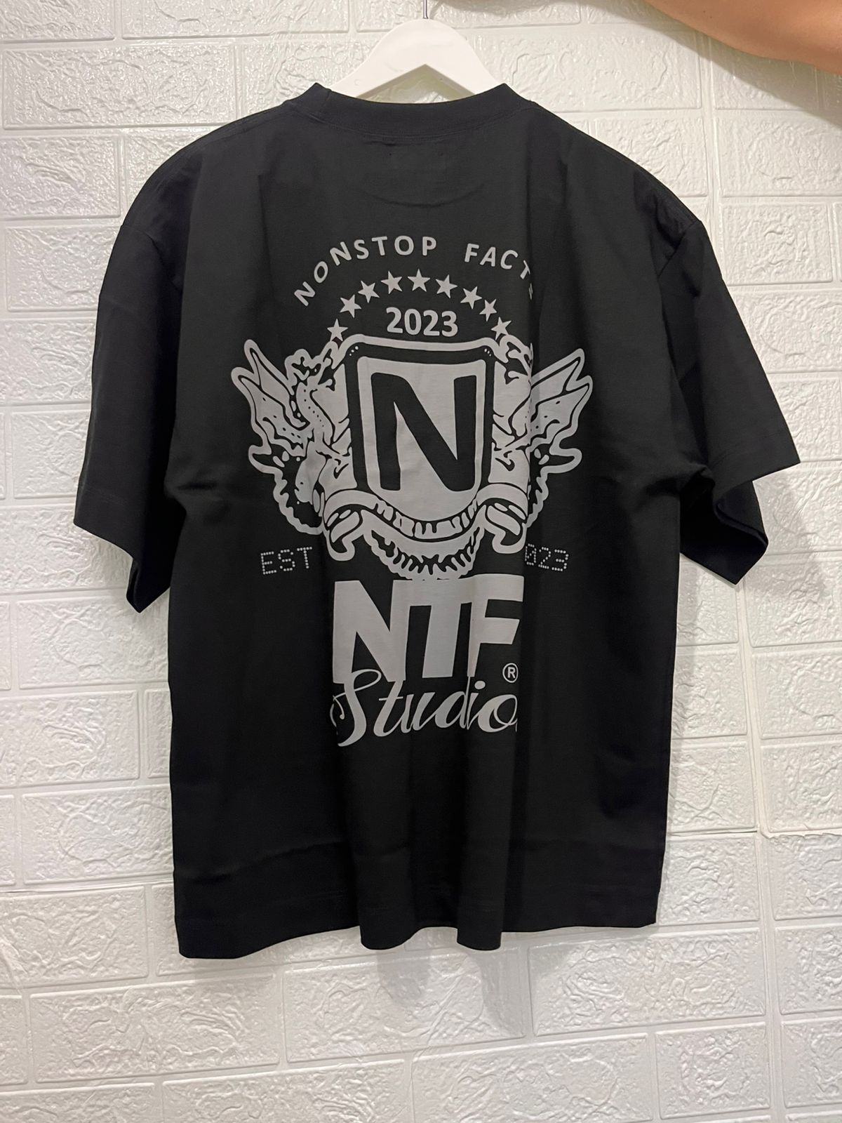 POLO BOXY FIT NTF / NEGRO / LOGO NONSTOP FACTS