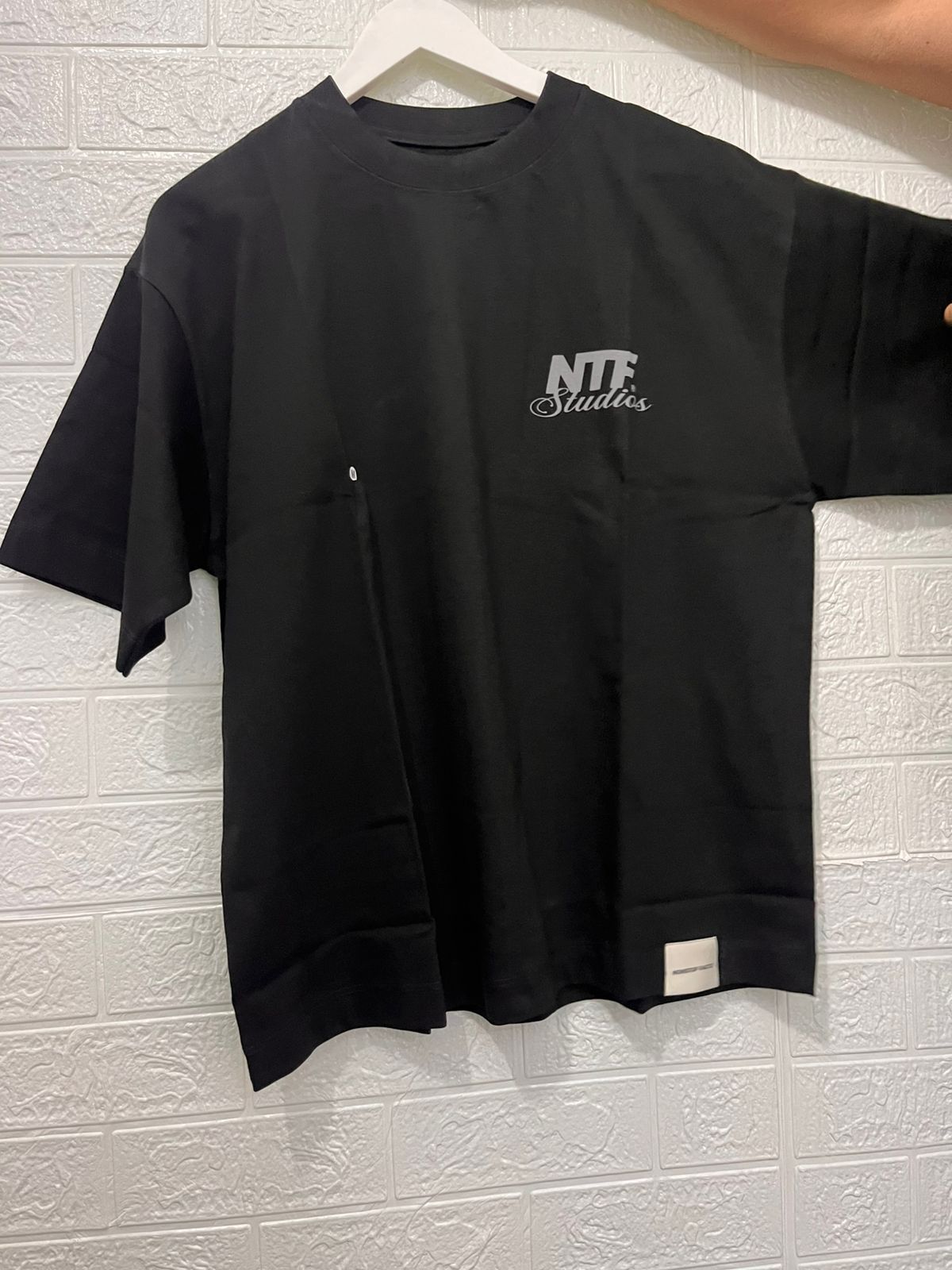 POLO BOXY FIT NTF / NEGRO / LOGO NONSTOP FACTS