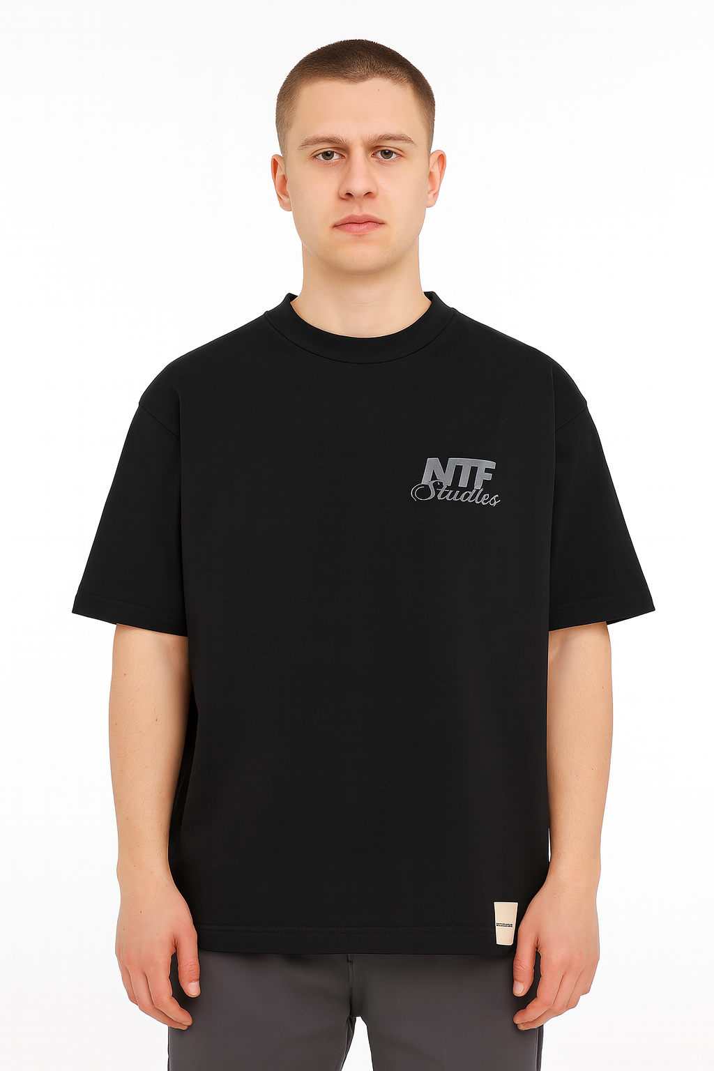 POLO BOXY FIT NTF / NEGRO / LOGO NONSTOP FACTS